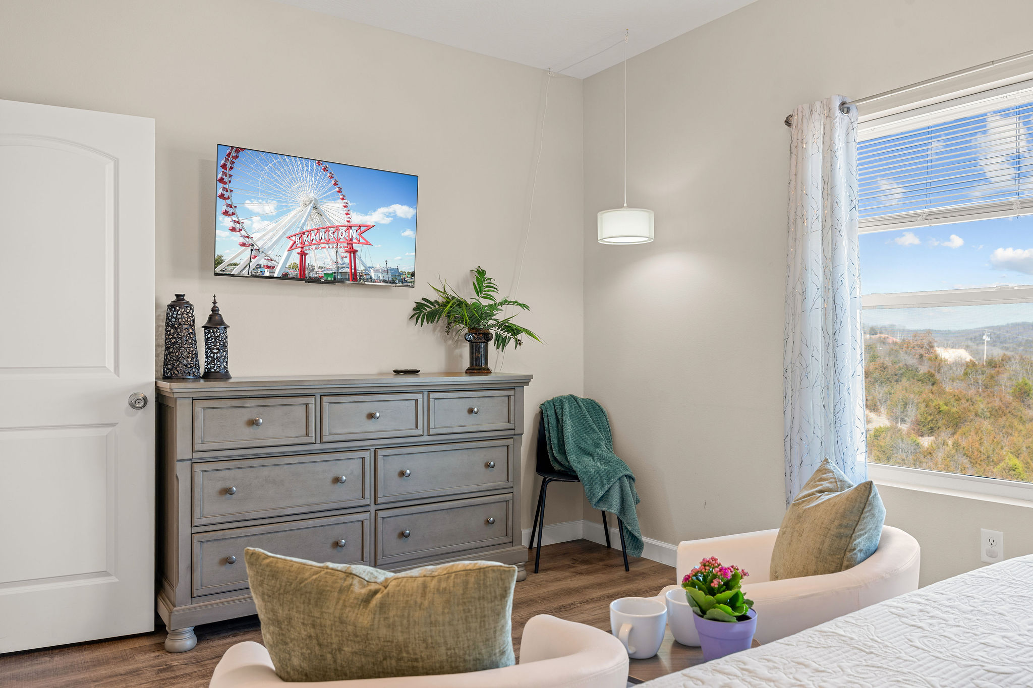 Quiet hideaway for parents to unwind in the primary en suite to catch up, breathe before a busy day, or just relax and soak in the beautiful views!