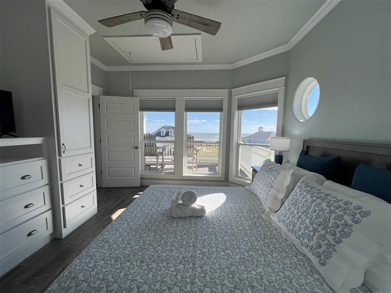 Crystal Paradise Bedroom 3: Elegant queen bedroom with Jack and Jill ensuite, shared with Bedroom 2 on the second floor.