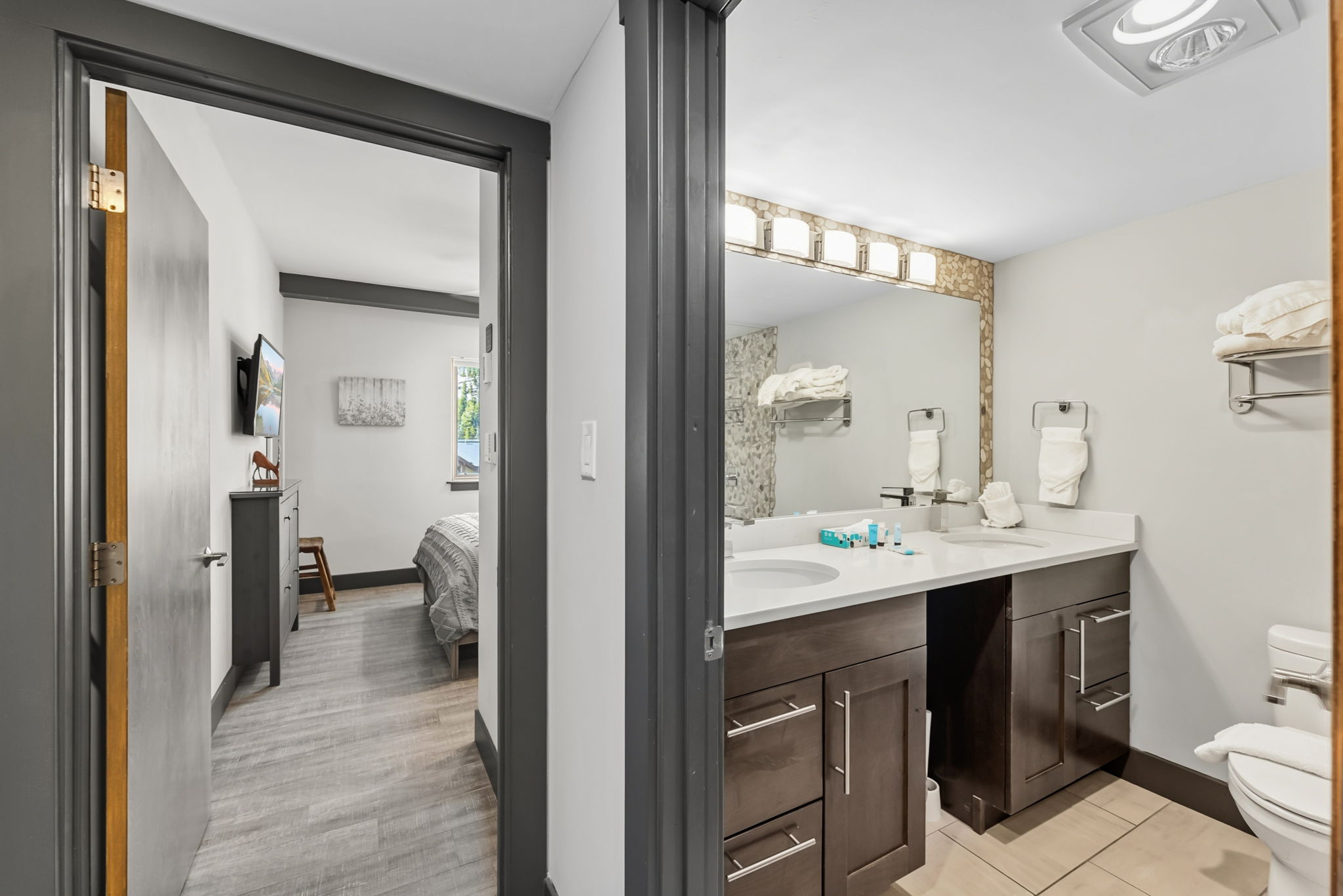 Main level bedroom / bathroom