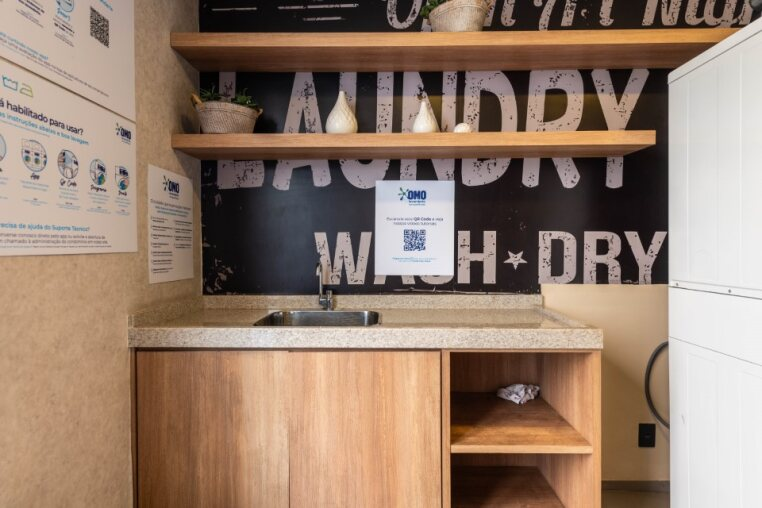 Lavanderia do Condomínio - Espaço organizado com pia de apoio e prateleiras decorativas — praticidade total no condomínio Homelike Pinheiros.