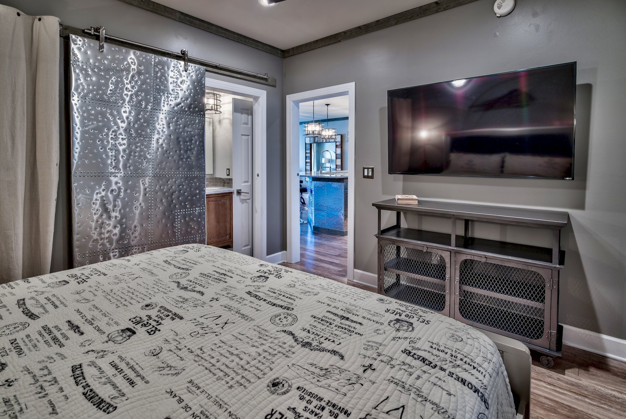 Guest King Bedroom with en suite bath