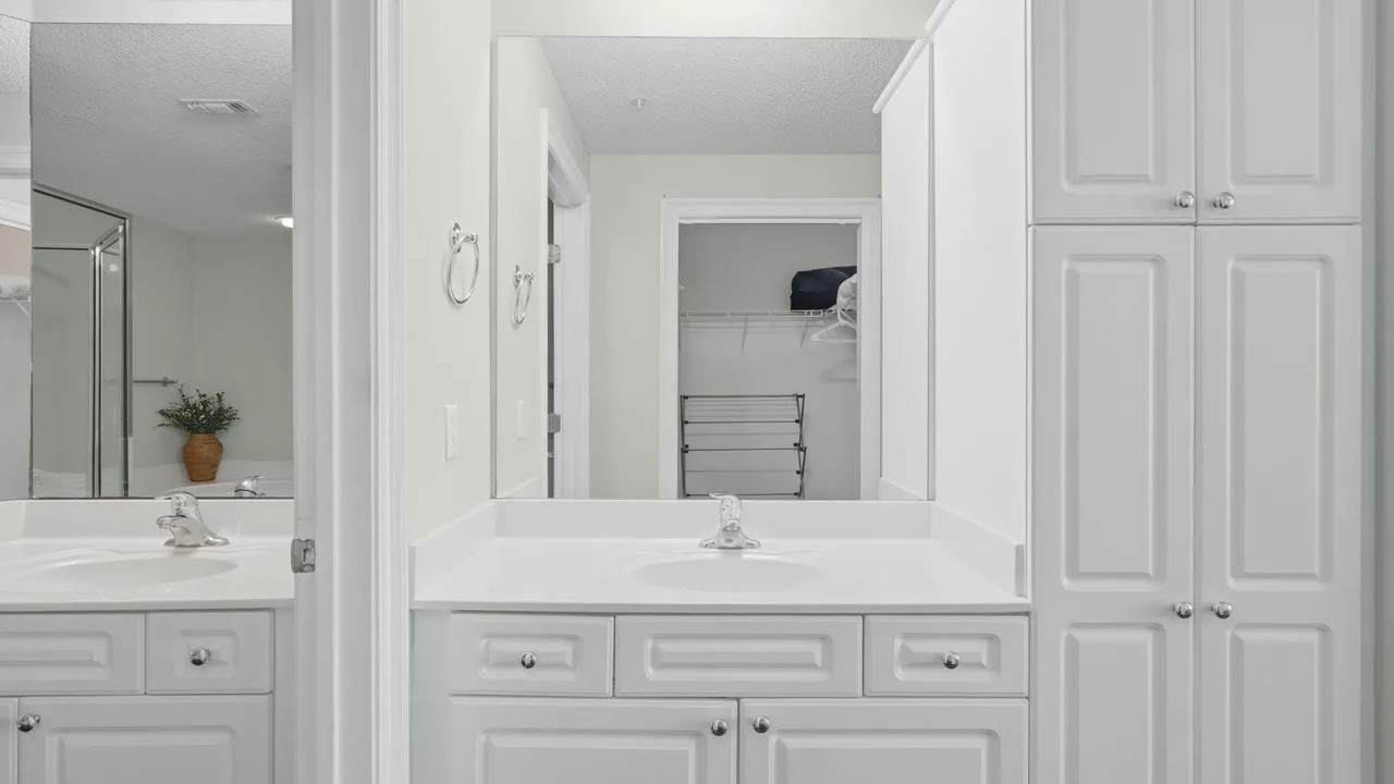 Double Vanity in Primary En-Suite