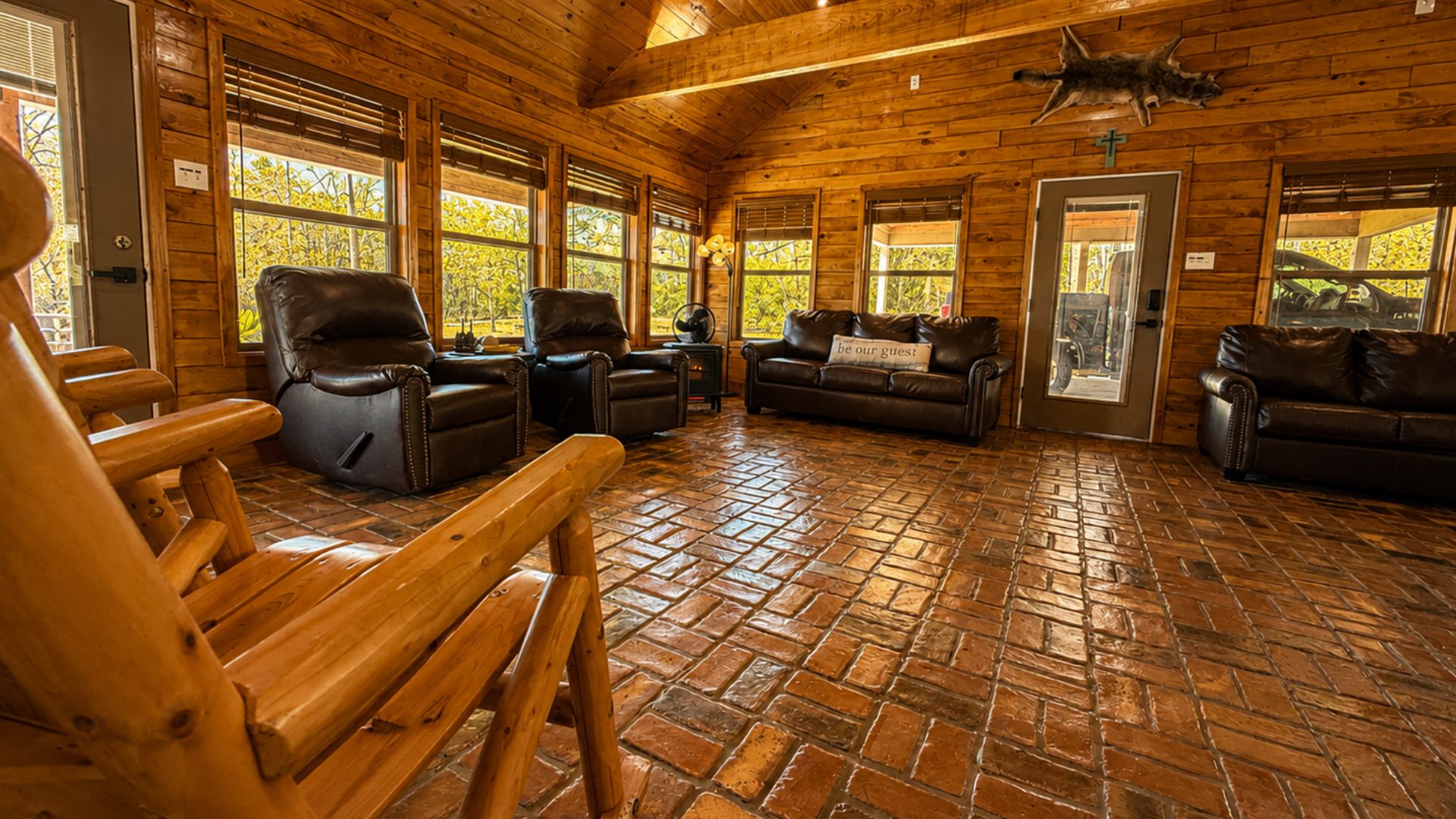 By day, The Lodge is the perfect gathering space for coffee, conversation, and football Sundays. By night? Close the blinds, dim the lights, and turn it into your own cozy movie theater tucked away in the woods 🍿🌲