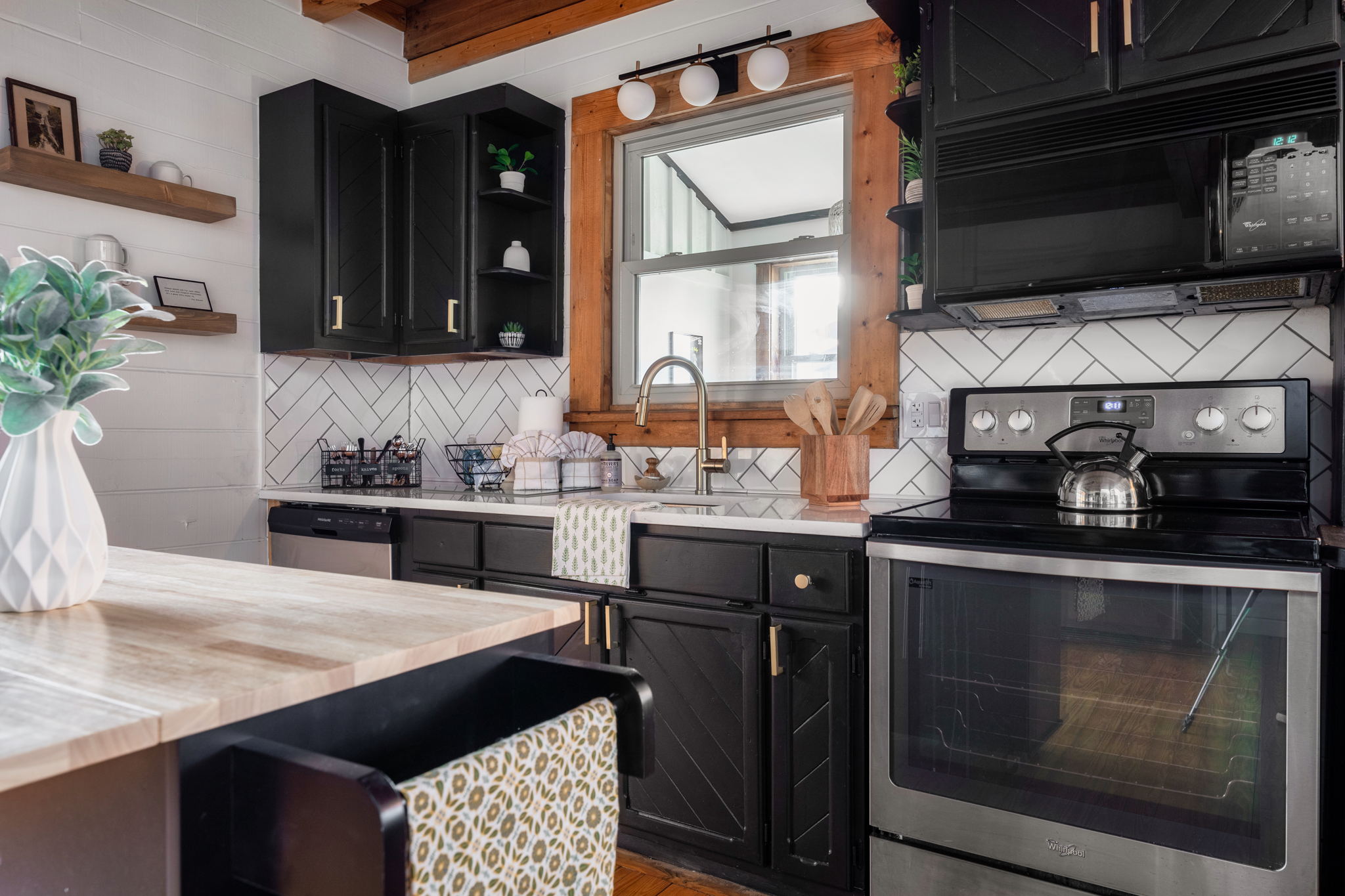 Prepare your favorite meals in our fully equipped kitchen, complete with modern appliances and everything you need for a culinary adventure!