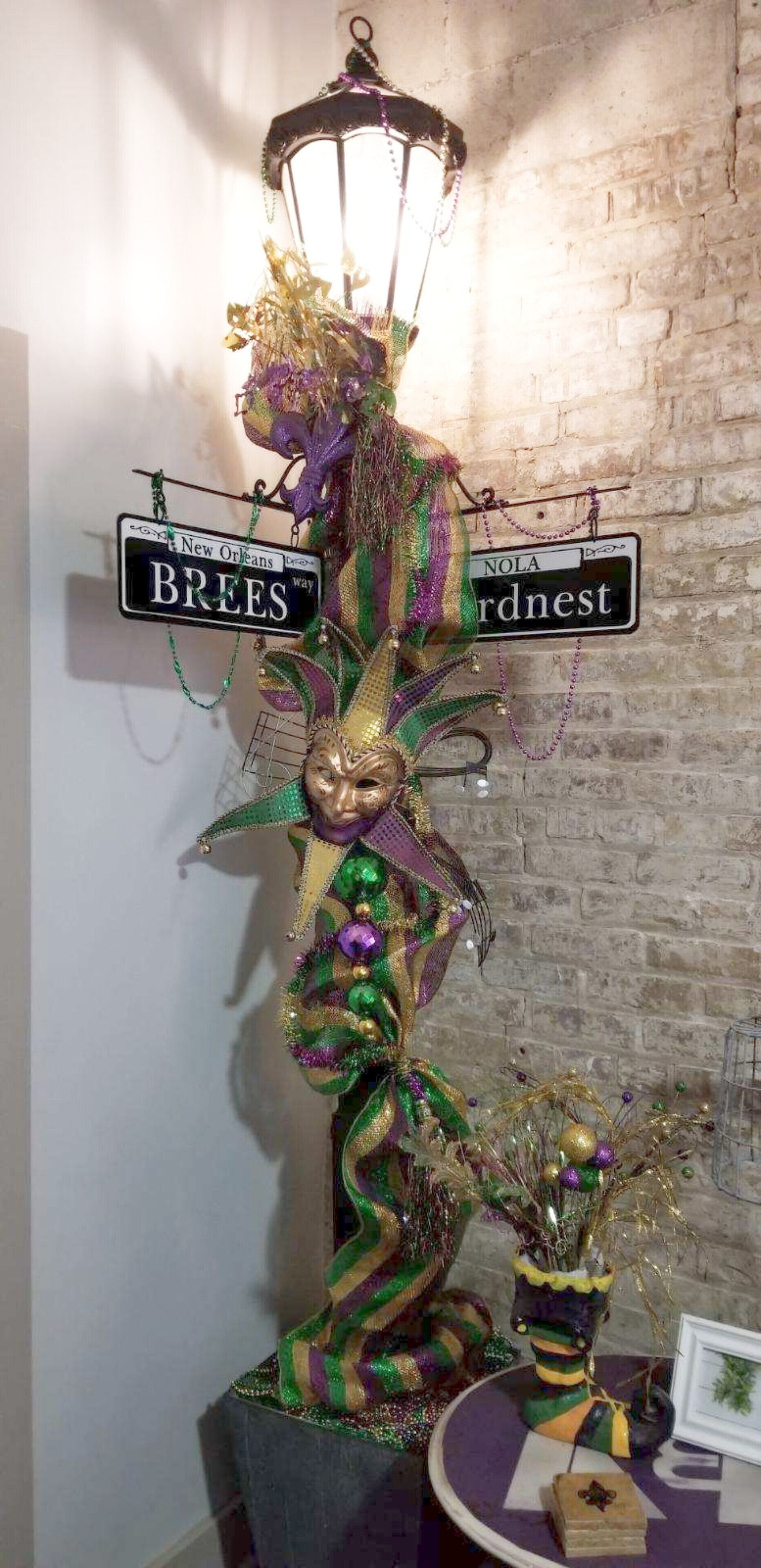 MARDI GRAS LAMP POST!