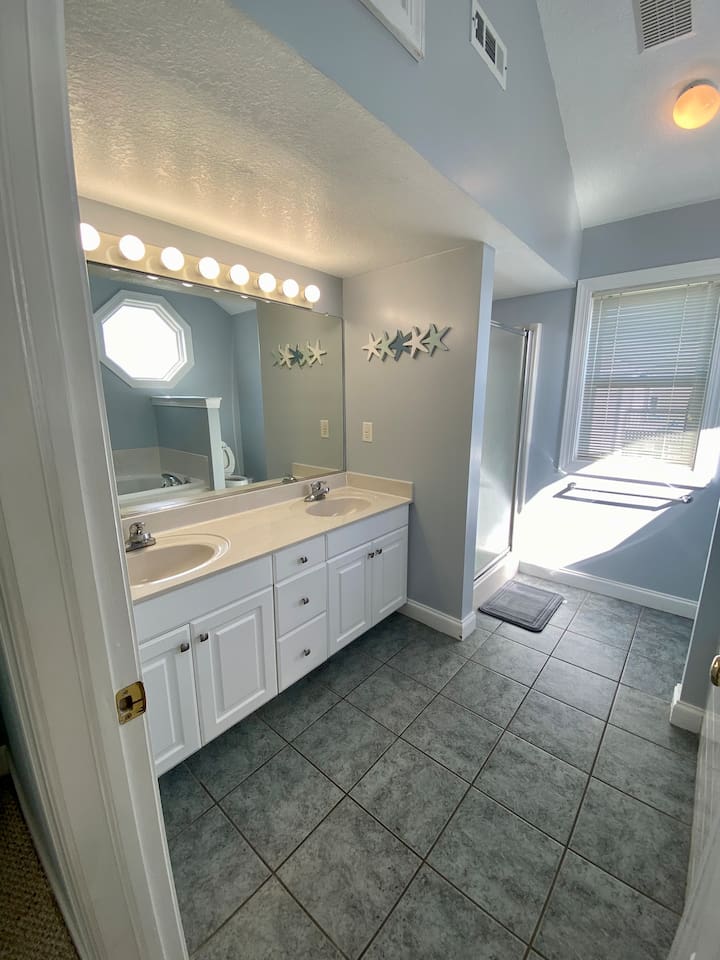 Master bathroom with shower, double vanity and jacuzzi tub