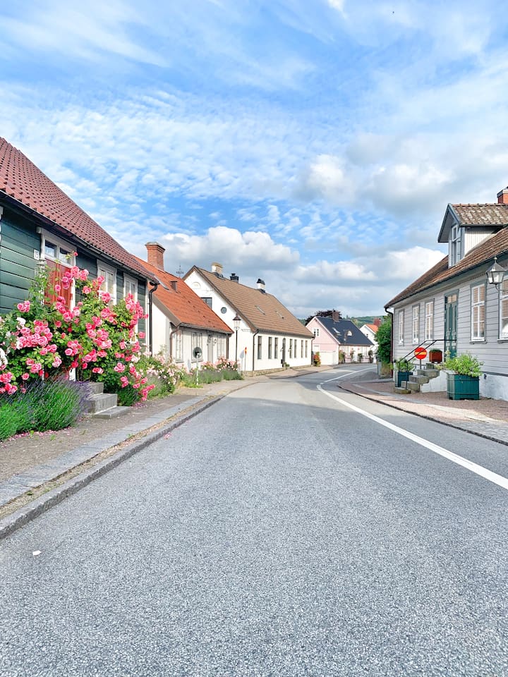 Huset ligger en kort promenad från Båstad hamn och centercourten. 