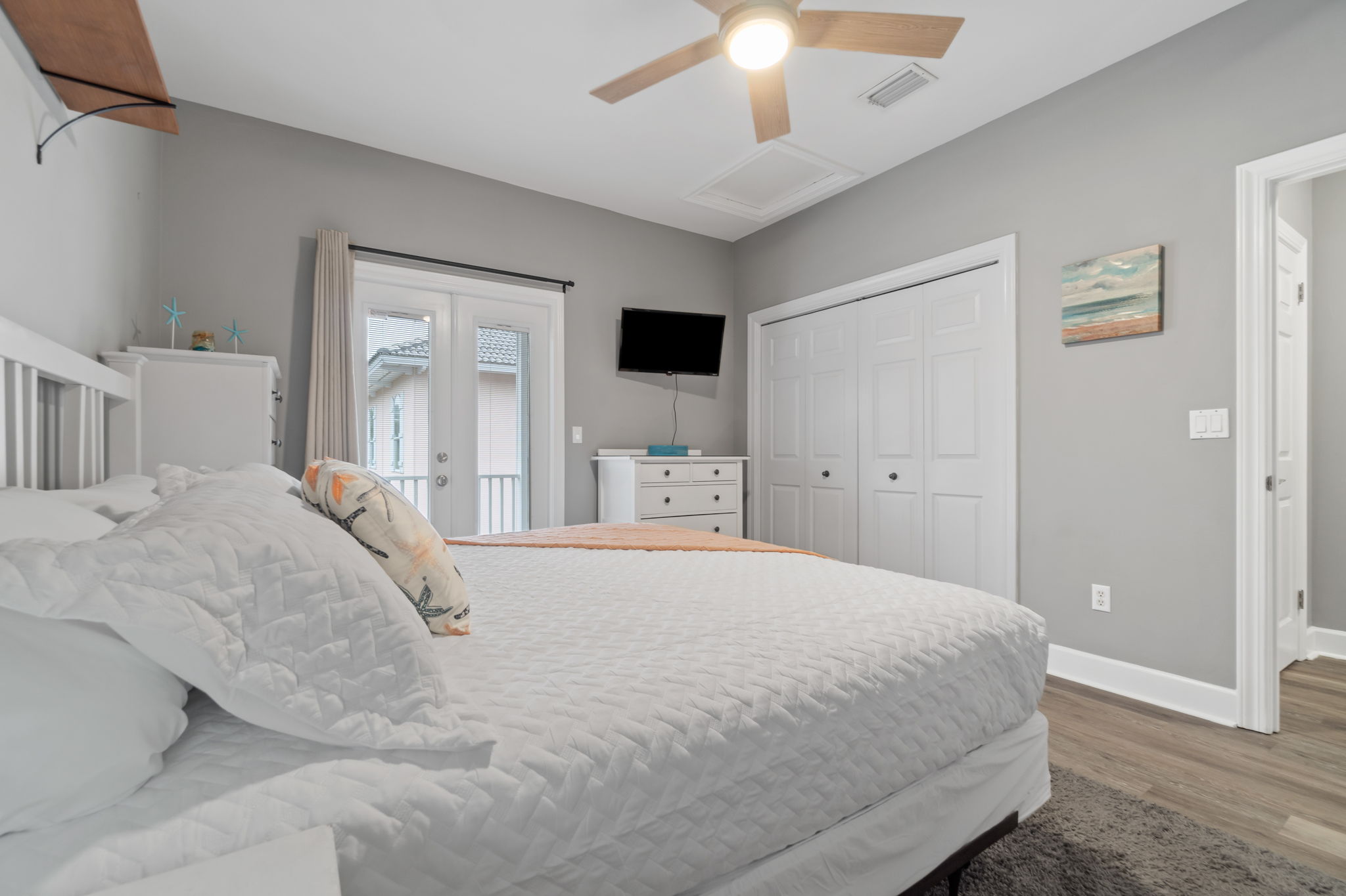 2nd bedroom with king bed