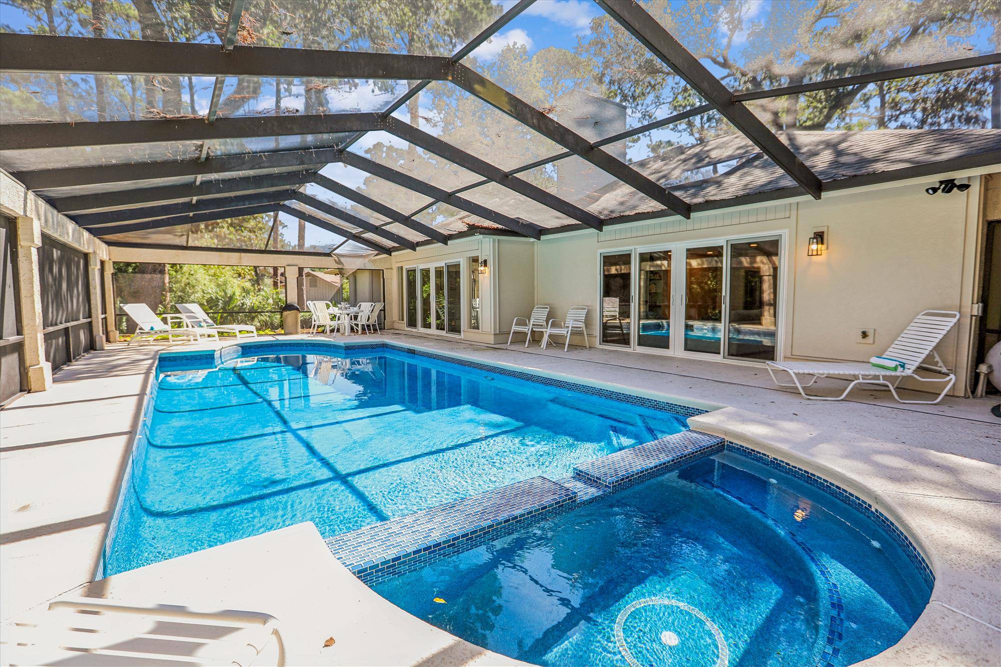 Relax poolside 'bug-free" in the screended pool lanai !