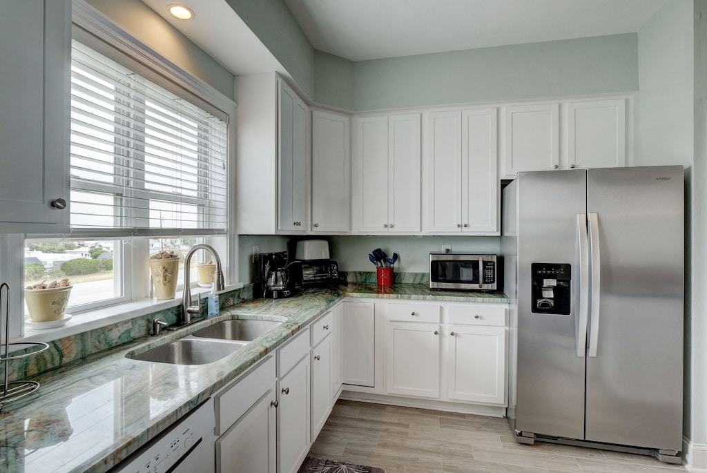 Sun - Well stocked kitchen with Keurig and drip coffee makers, nugget ice maker