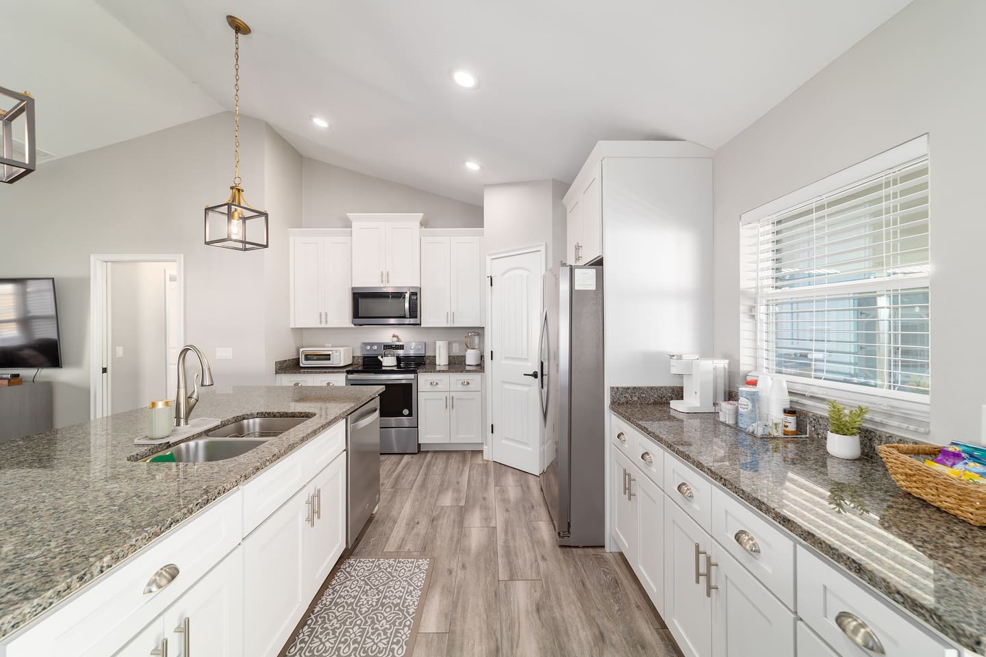 Enjoy complimentary coffee and snacks!