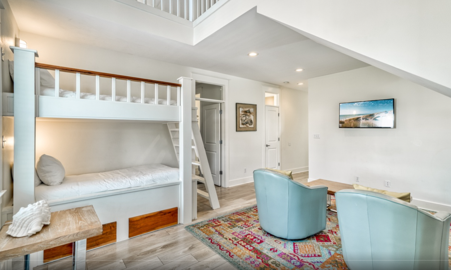 2nd Floor landing area - twin Bunks and sitting area