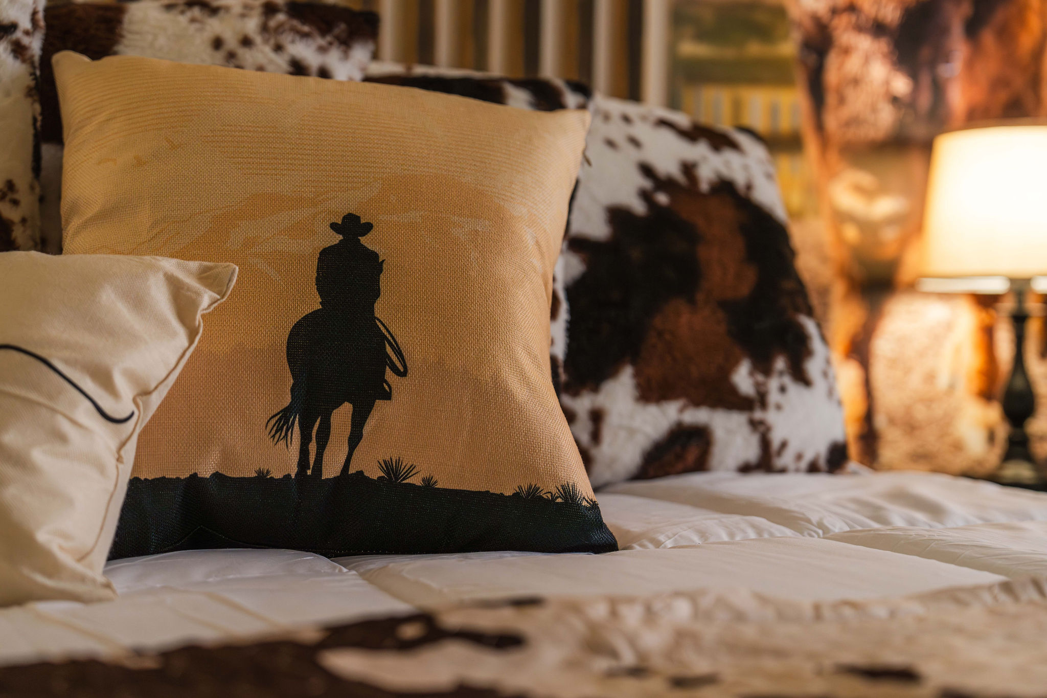 Western-Inspired Accents — Thoughtful details that bring warmth and personality to your stay.