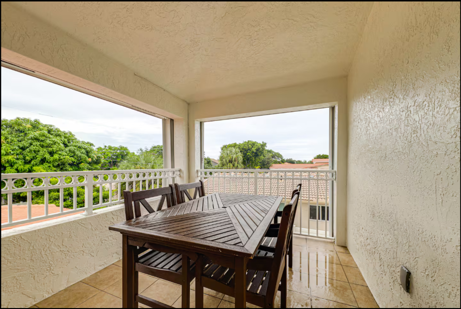 Balcony | Outdoor Dining Area
