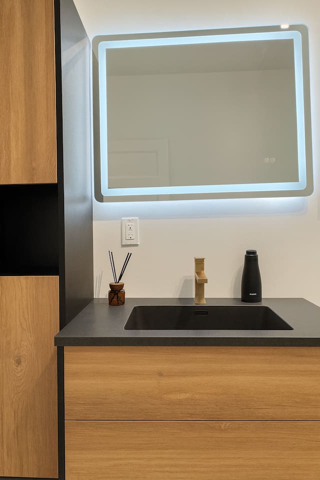 Salle de bain complète avec un bain-douche, savon, eau chaude et miroir illuminé :)