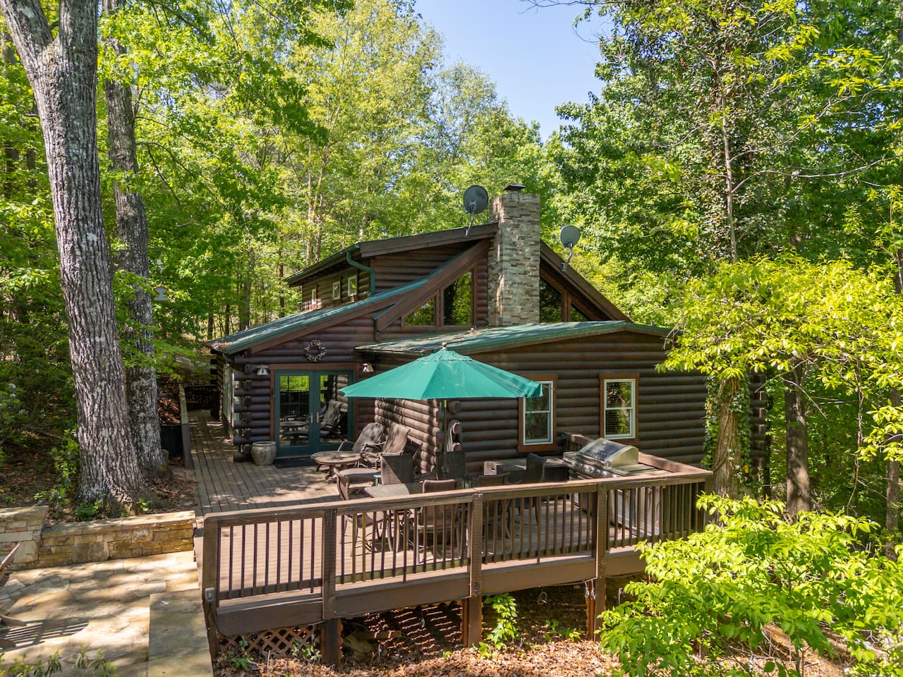 Spacious main-level deck that is perfect for entertaining