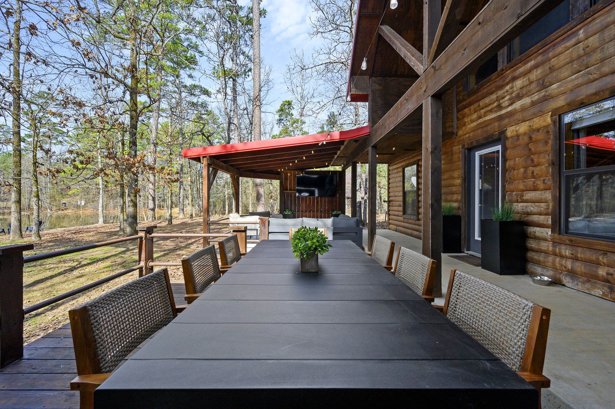Outdoor Dining Area:
Covered outdoor dining with space for the whole group. Perfect for morning breakfasts, afternoon snacks, or sunset dinners in fresh mountain air.
