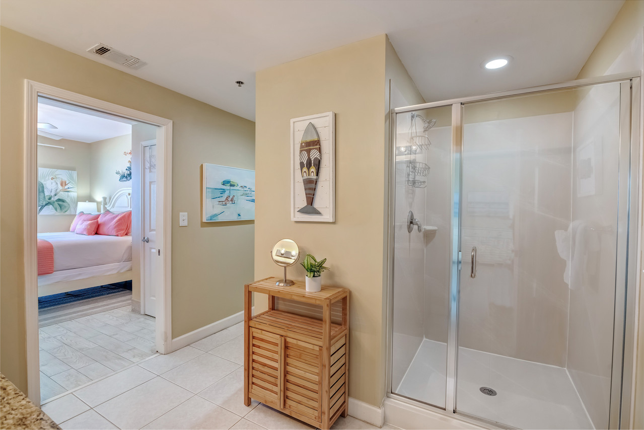 Secondary Bathroom/Shower