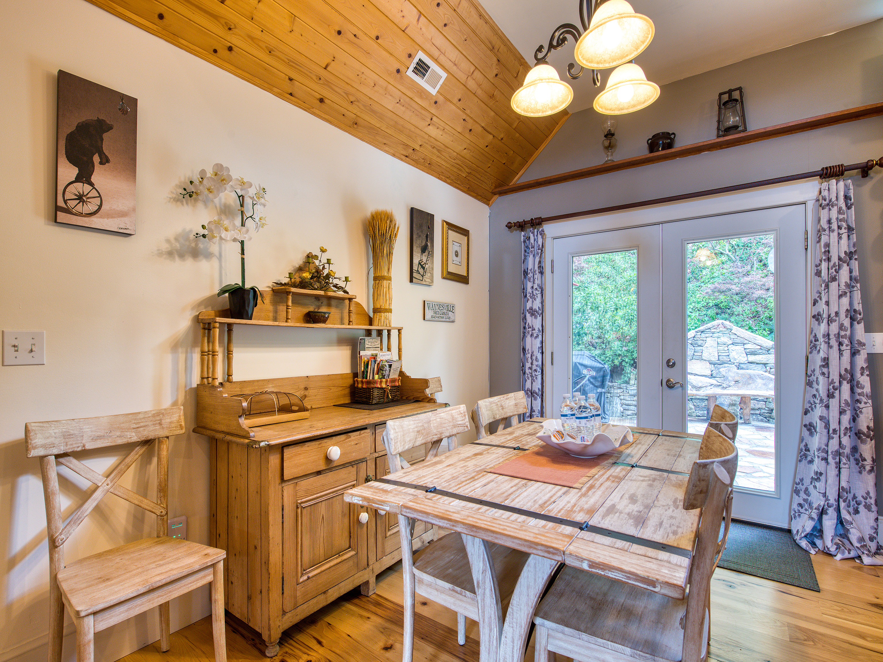 Breakfast / Dining Area