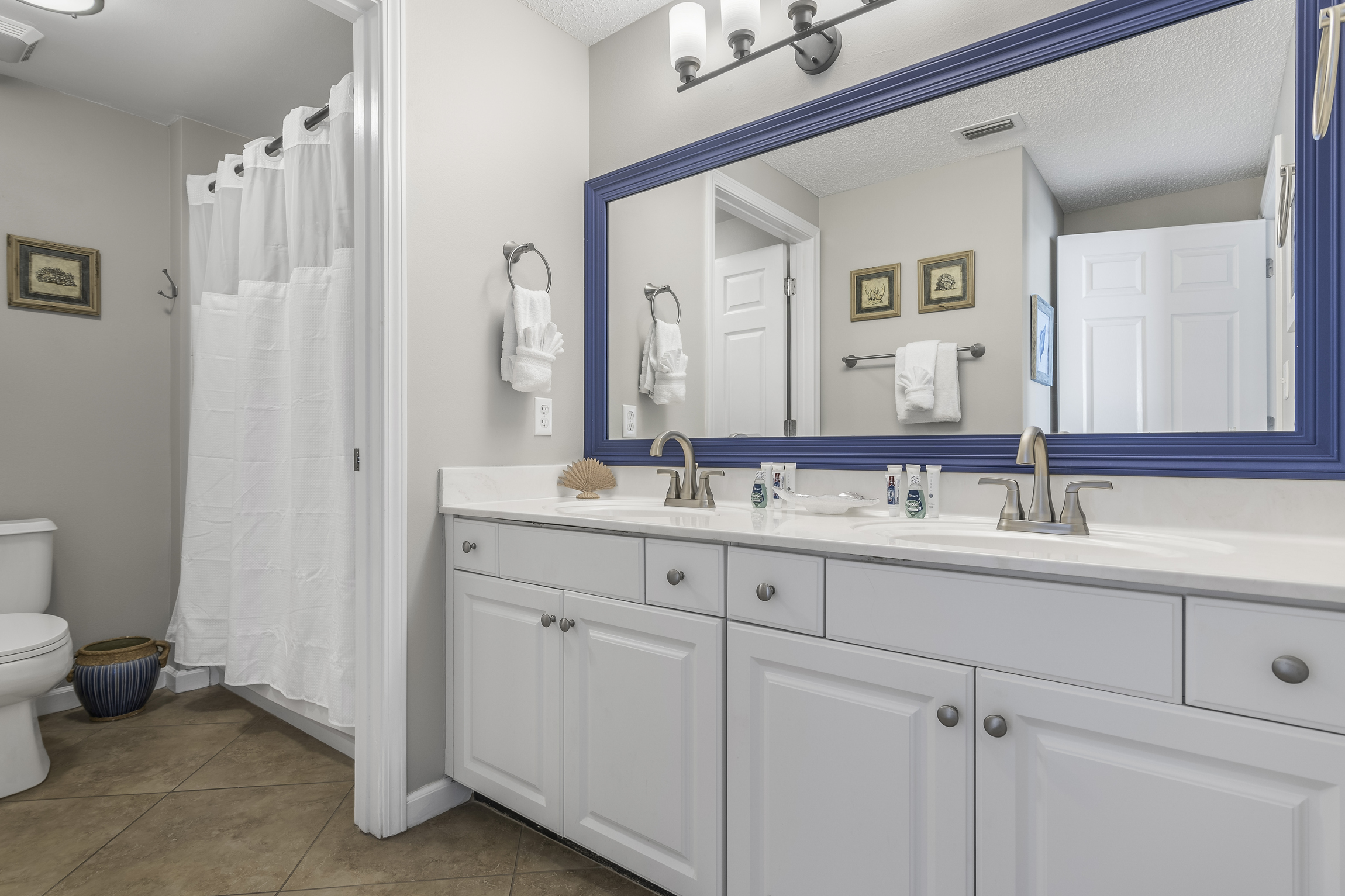 Bathroom 1 - Dual vanity and shower/tub combo