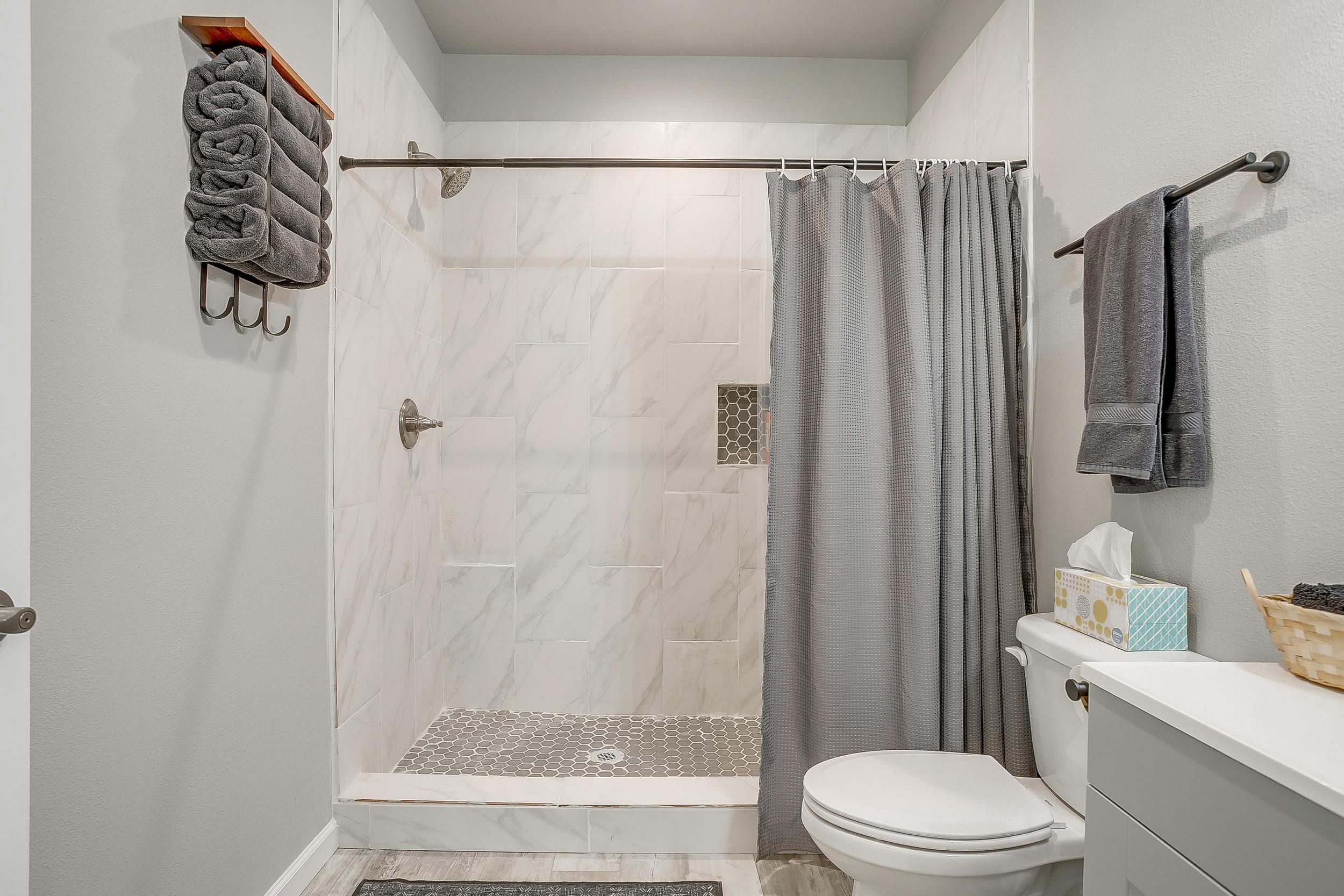 Main Hallway bath