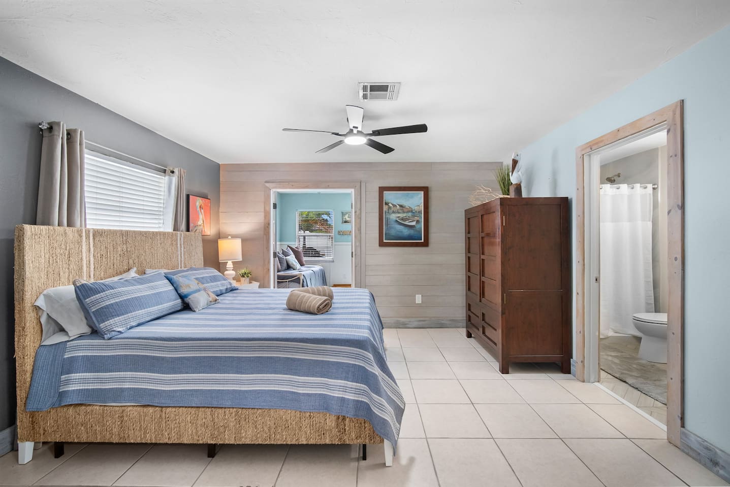 Main bedroom with a king-size bed and a private bathroom