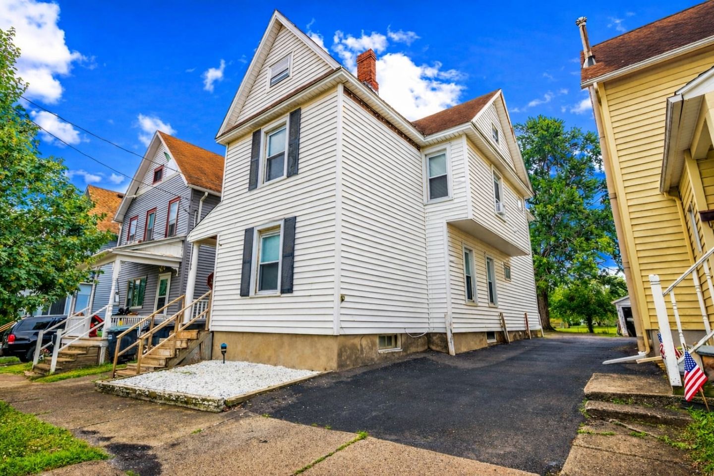 Be it with family or friends, you will be close to everything when you stay at this centrally-located home! This home is packed with many amenities that you'll enjoy.
