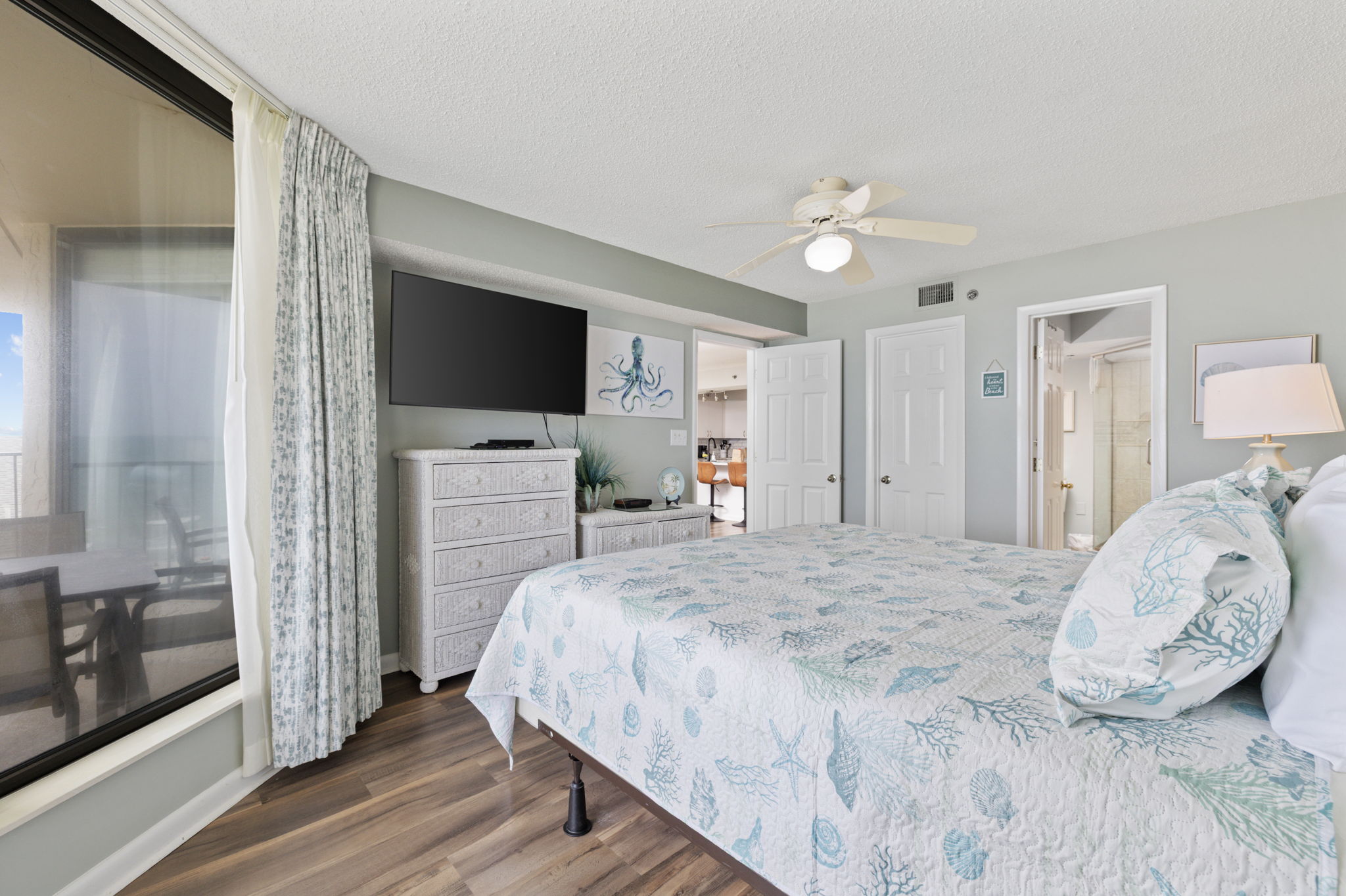 Master bedroom with King bed & ensuite bathroom