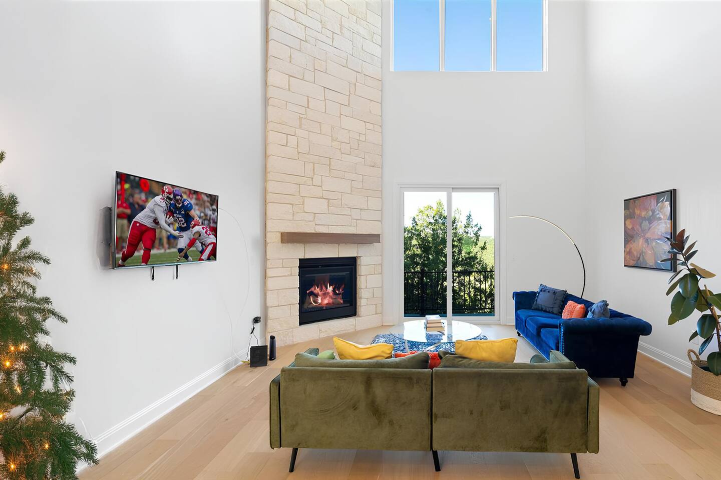 living room with patio overlooking the mountain