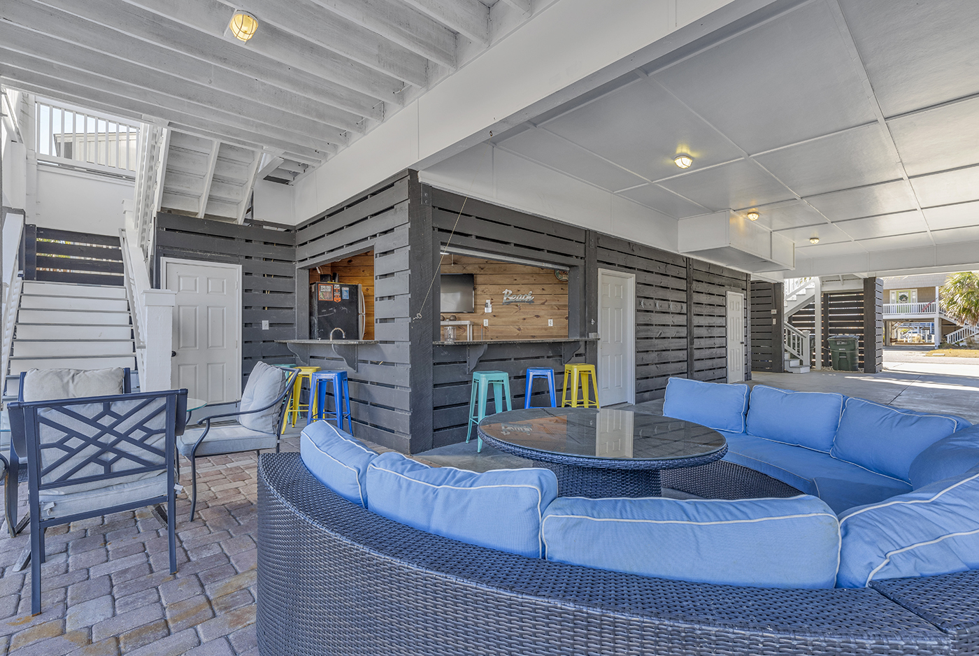 Ample Seating to Relax and Spread Out