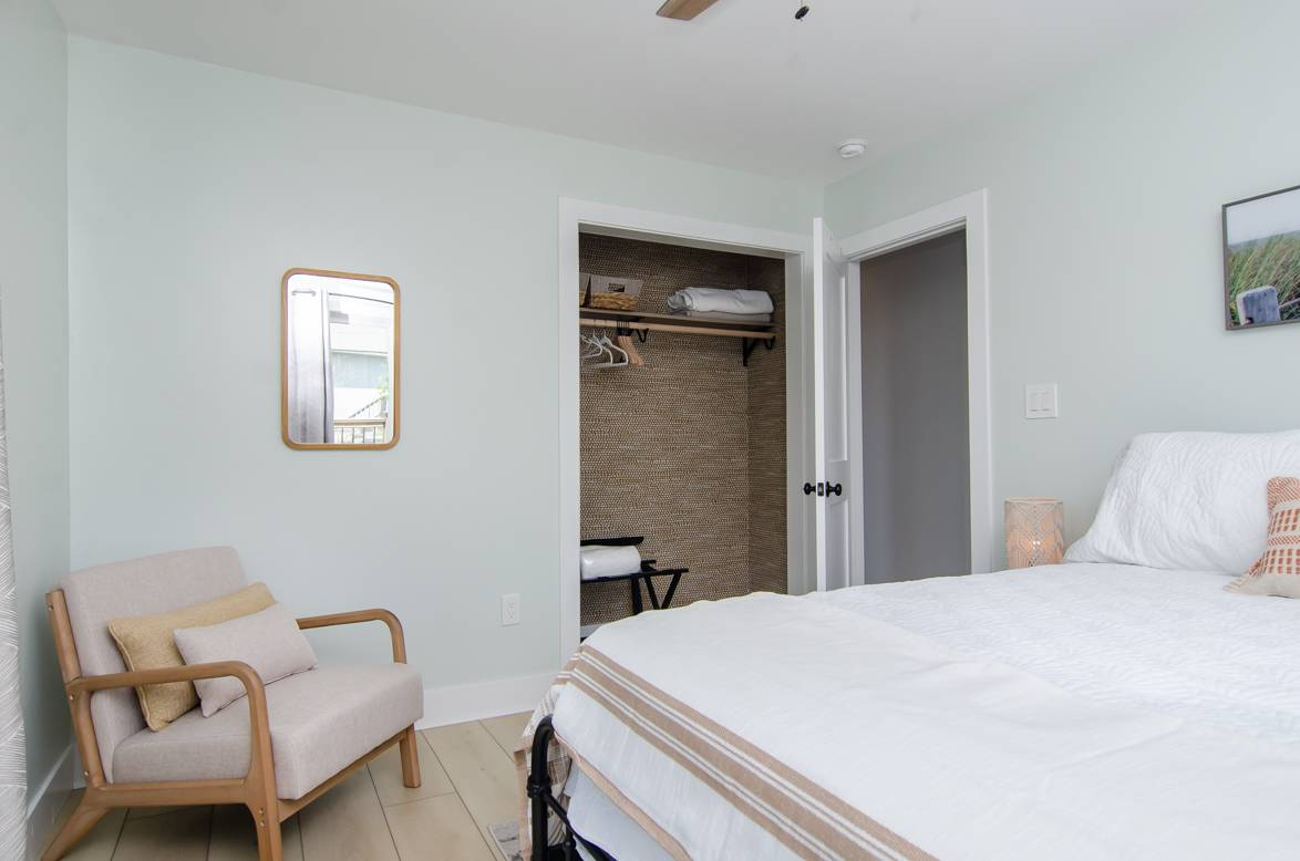 Bedroom 2: Queen Bed