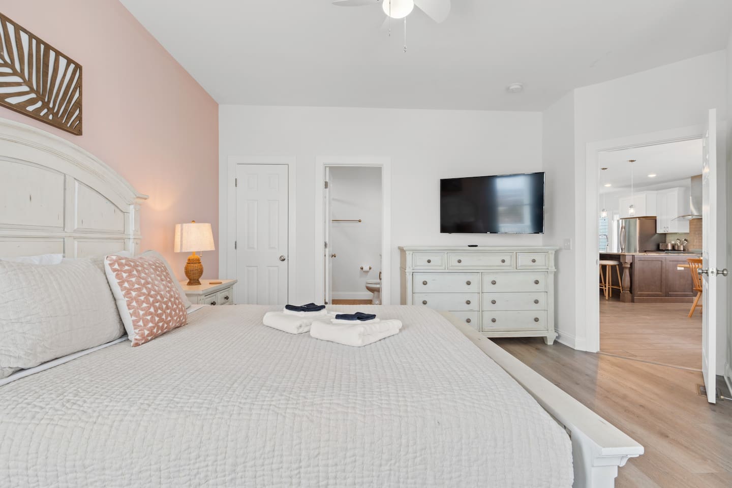 Smart TV, Closet, Dresser, & En Suite Bathroom!