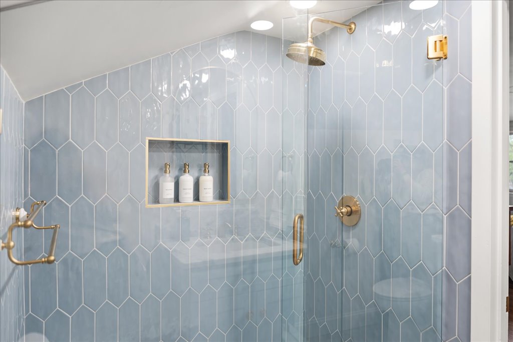 Shower w/ Toiletries Provided