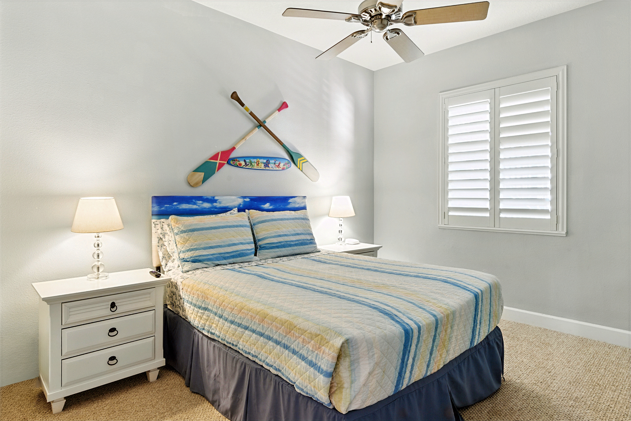 Cozy coastal comfort, perfect for kids or extra guests. 🛏️🌊
This bright, beachy bedroom offers a comfortable queen bed, soft linens, and peaceful décor—an easy place to unwind after pool time, beach walks, and cinnamon-sugar sunsets.
