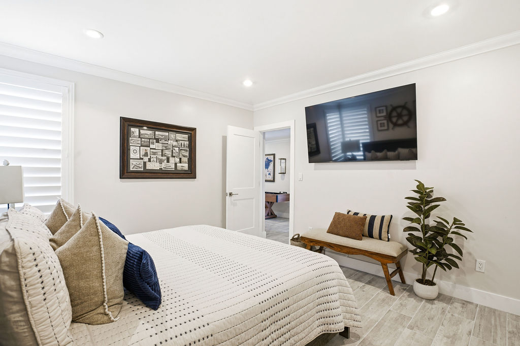 Enjoy the smart TV in the Boathouse room while being located close to the kitchen and living room. 