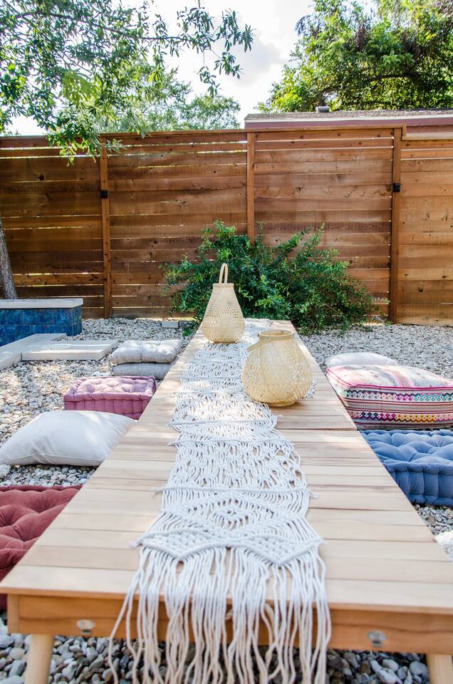 Huge 8ft fence to add privacy to the pool area. Quiet in DT!