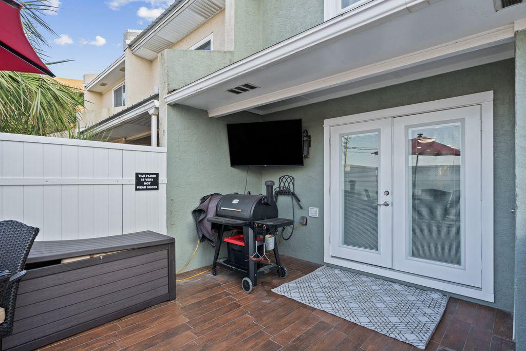 Smart TV + grill out by the pool
