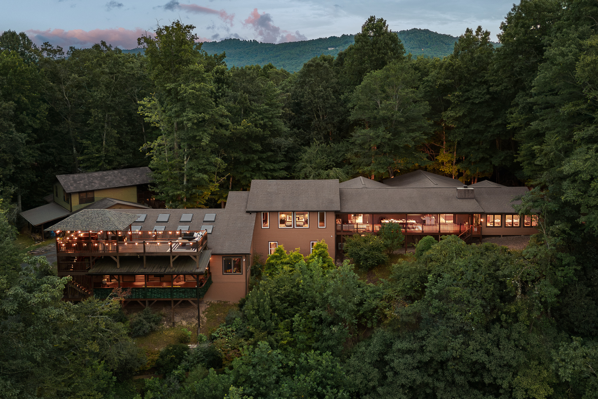 {Private Mountain Resort} Canopy Club is tucked deep into the forest with expansive decks, resort-style amenities, and Blue Ridge Mountain views all around.