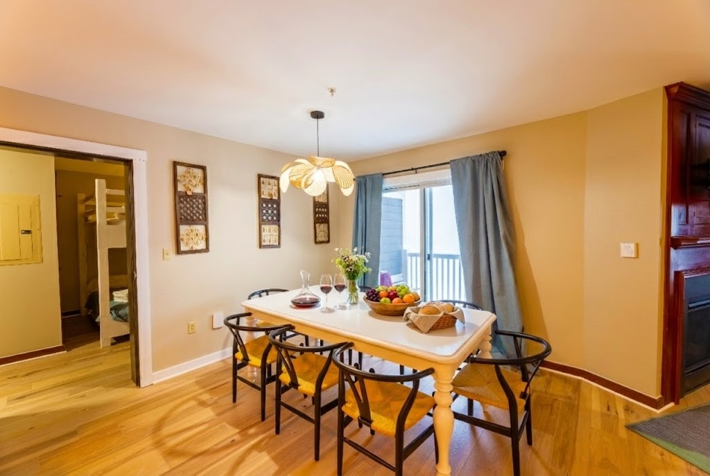 Perfect for entertaining! Seats 8!