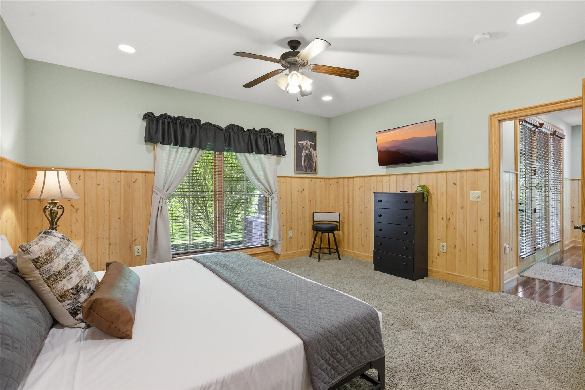 Stretch out in this roomy king suite featuring a warm cabin-style design and direct access to your own ensuite bathroom.