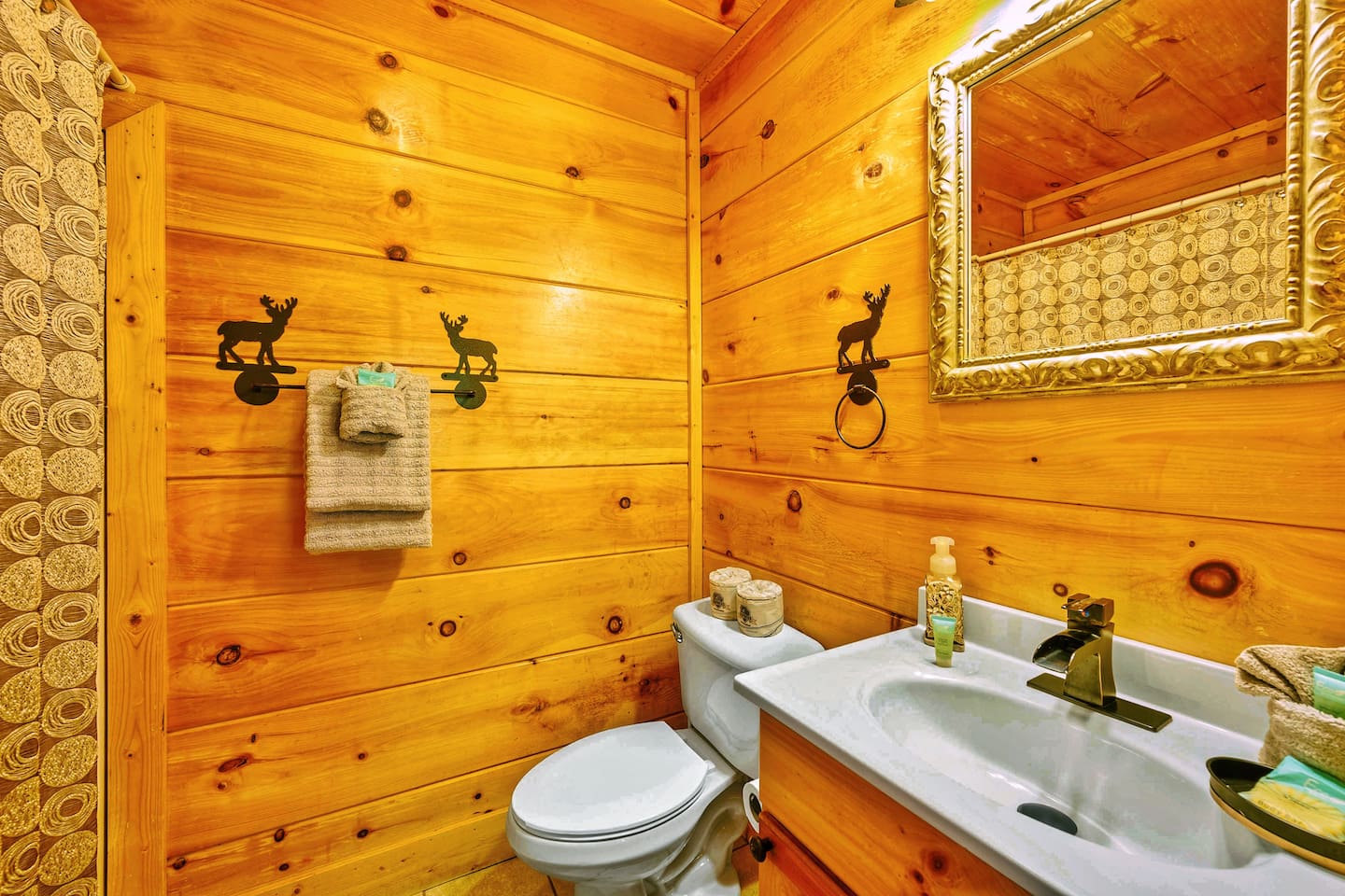 Bathroom 2 located en-suite in bedroom 2