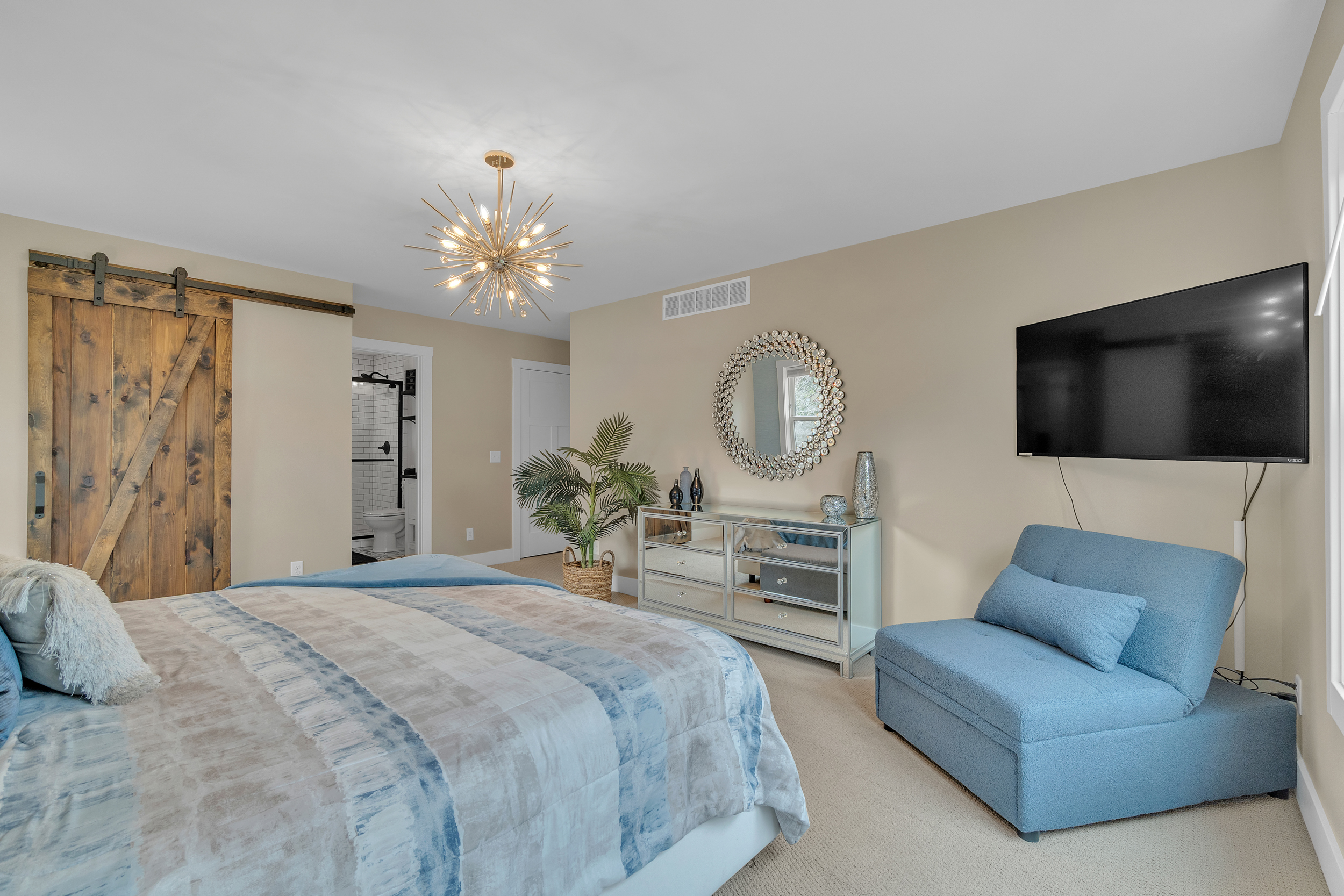 King Bed + Pull Out Sleeper Chair en suite