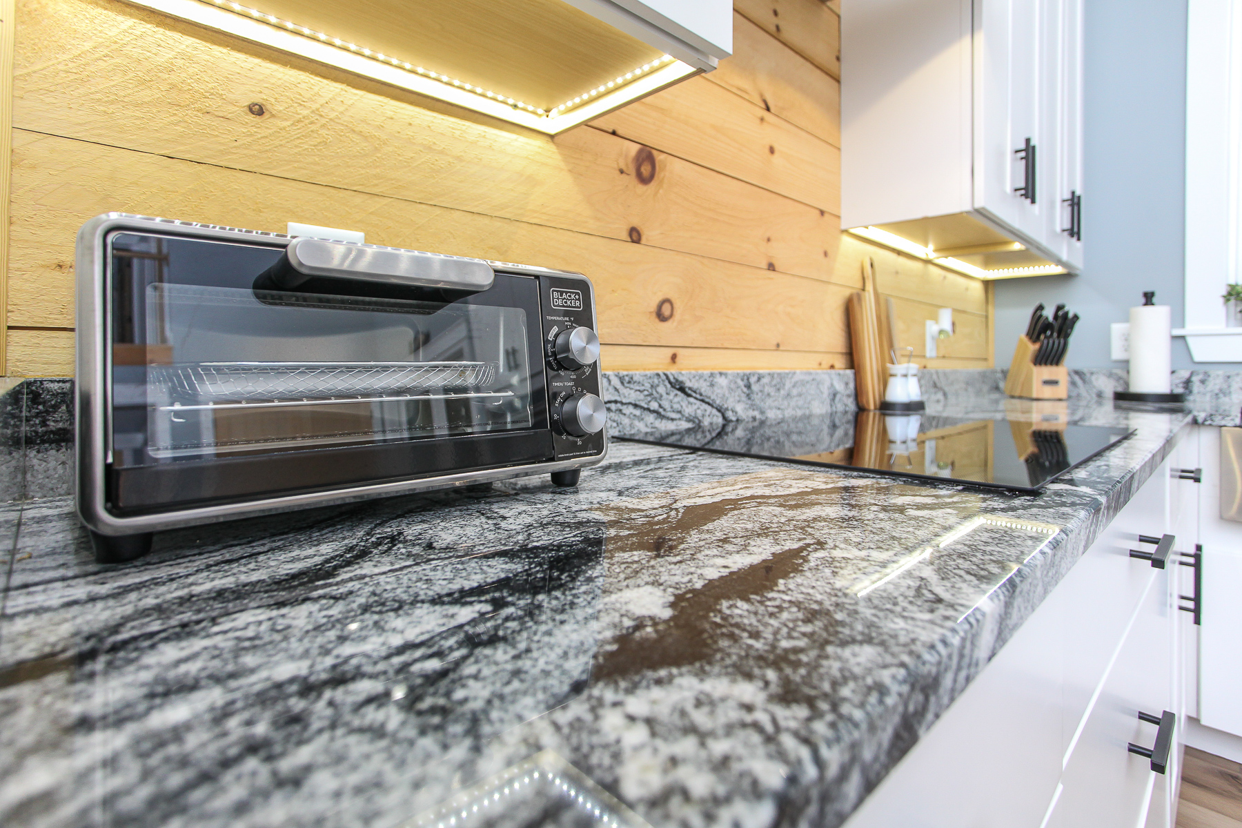 From quick breakfasts to dinners at home, the toaster oven and cooktop make mealtime easy at Robbin’s Nest on Snowbird Creek.