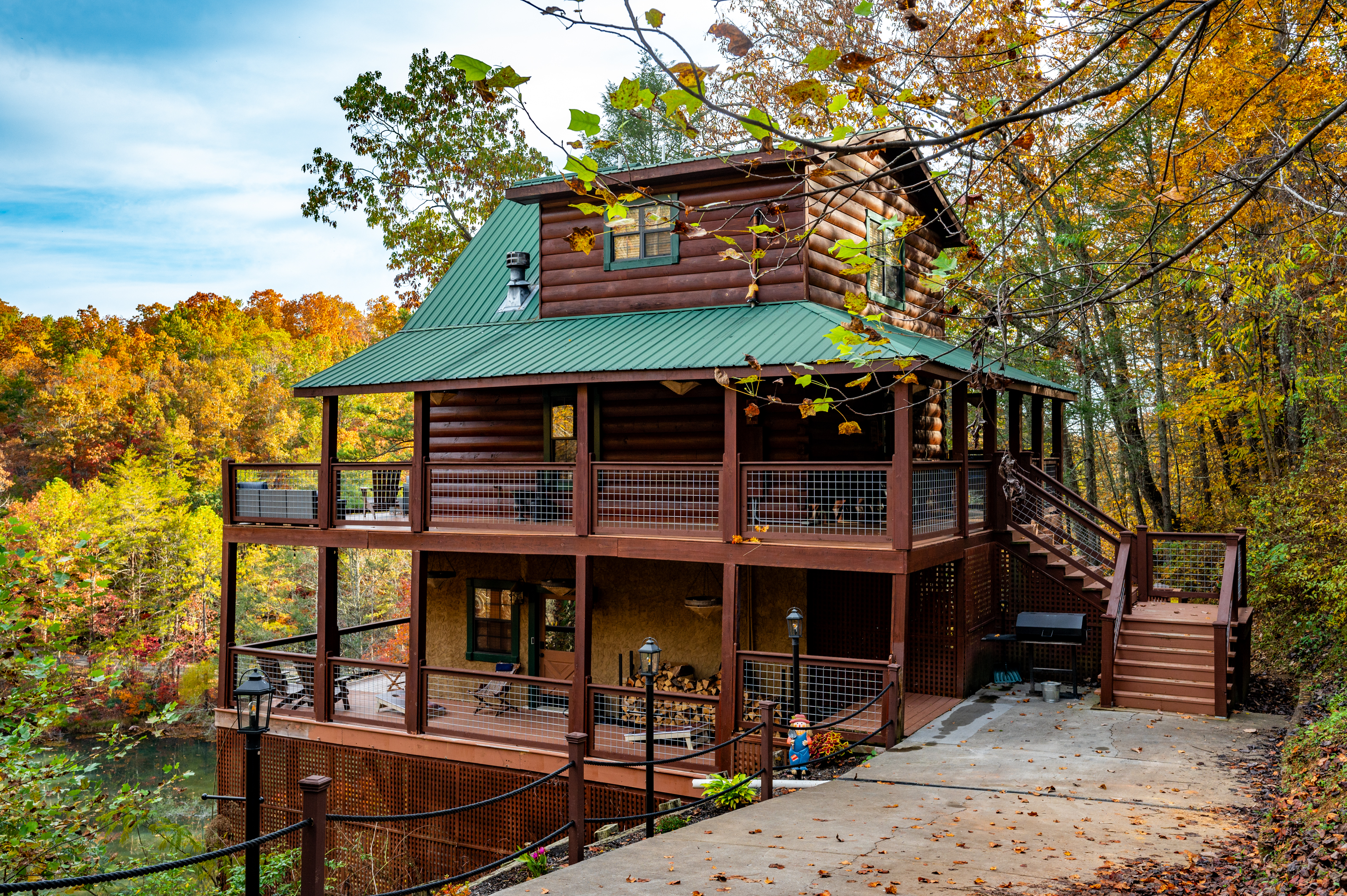 Nestled In The Heart Of The Smokies Surrounded By Old Growth Trees & private lake