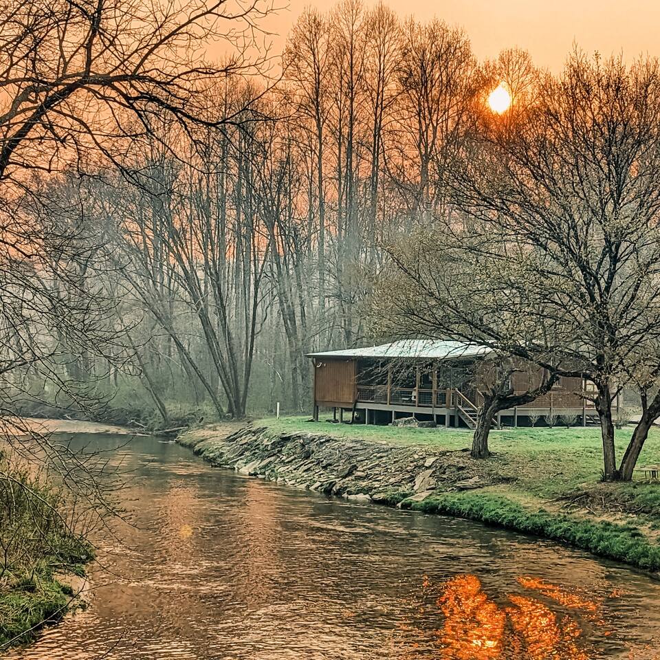 Charming Creekside Cabin With Hot Tub And Fire Pit - Serene Getaway - Mineral Bluff, GA