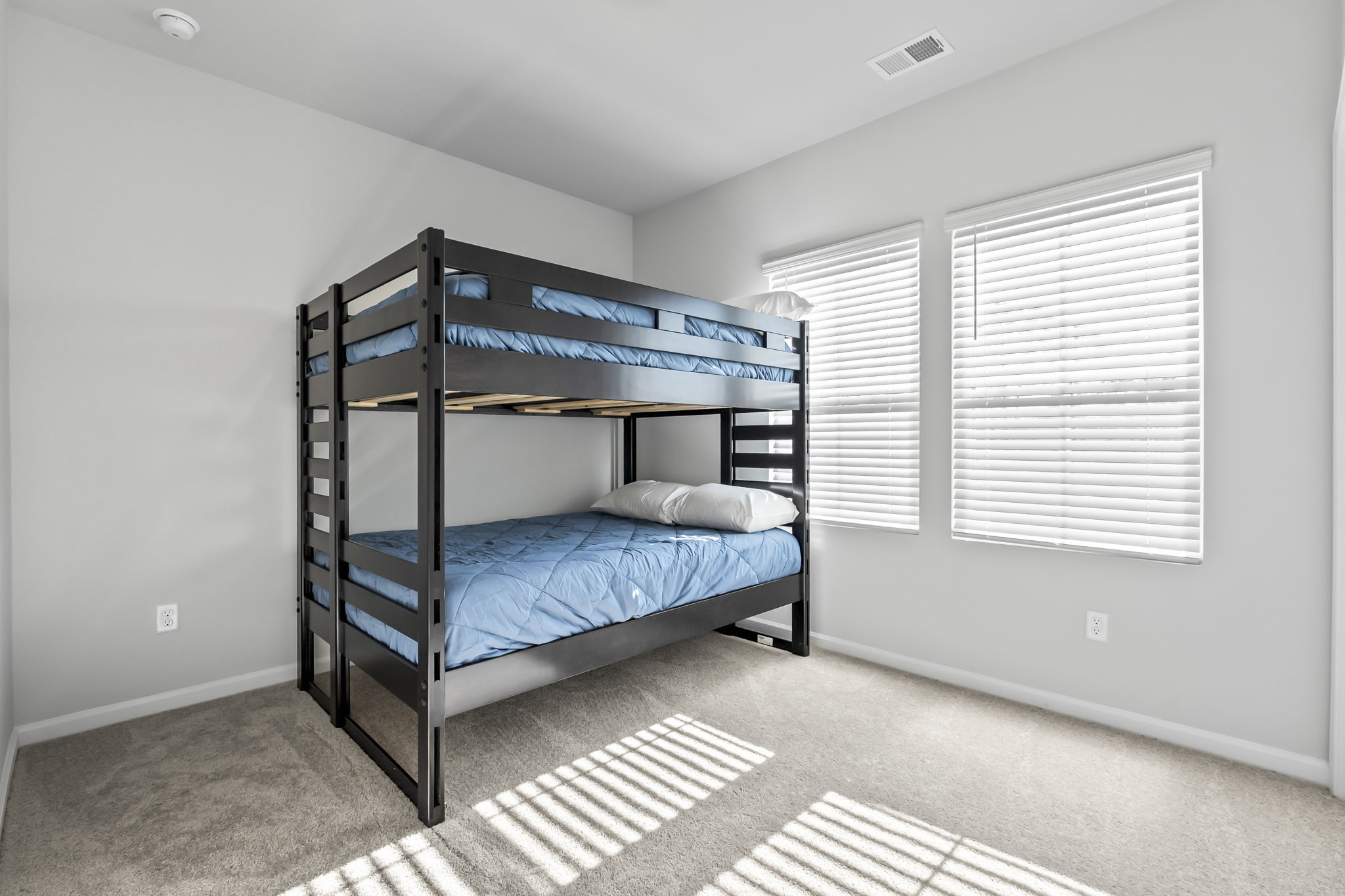 Kids bedroom with full over full bunk bed - sleeps 4