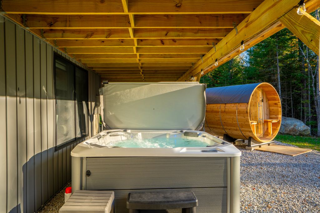 The best kind of après: hot tub bubbles, warm sauna glow, and quiet mountain air. Your recovery station awaits at Sunday Basecamp.
