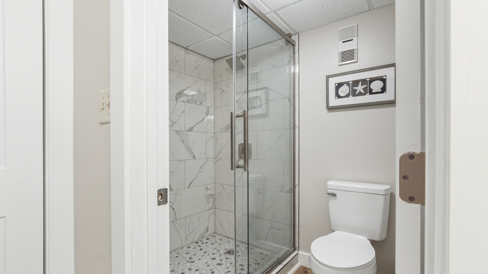 Main bathroom with walk in shower