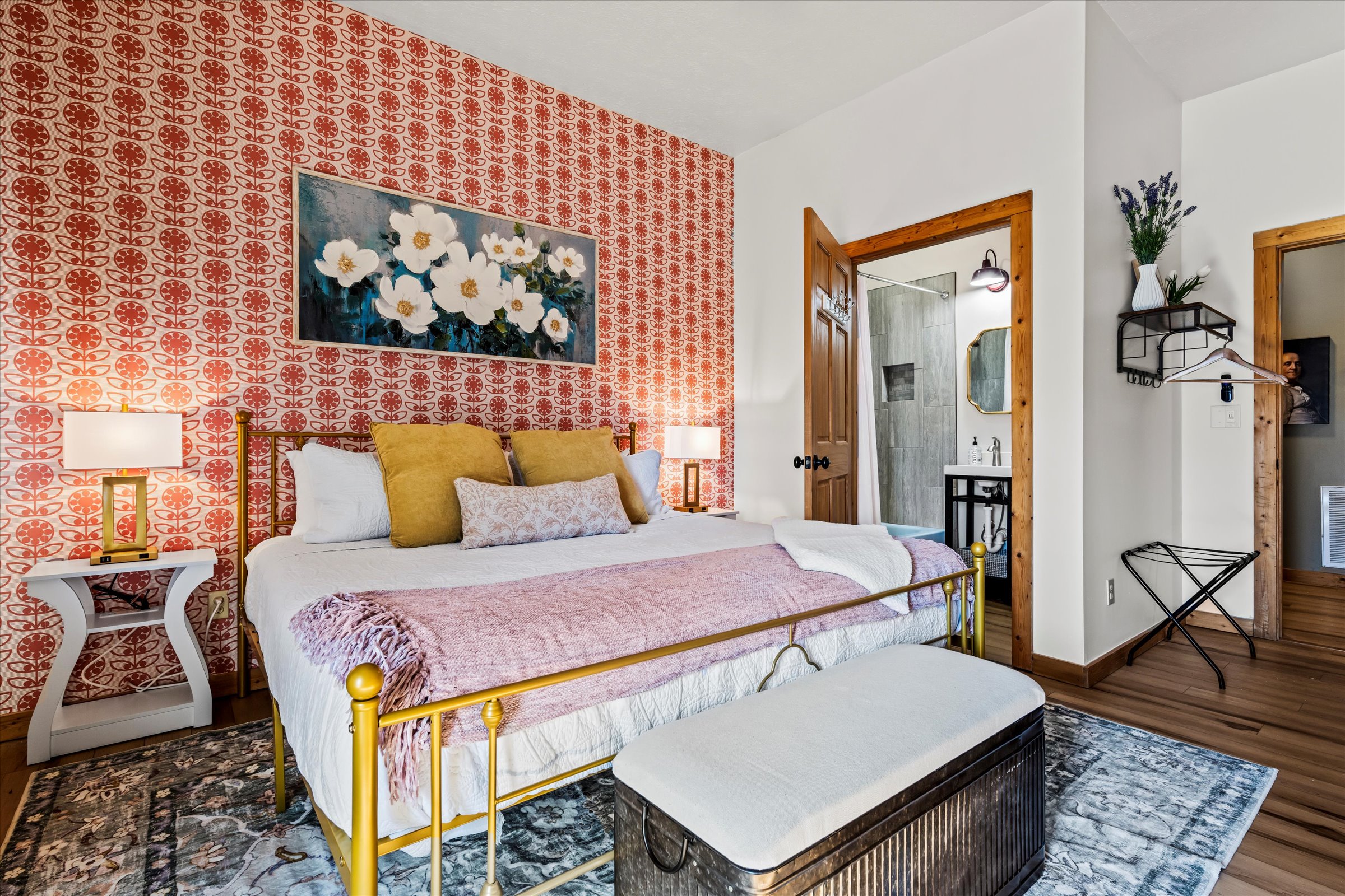 It also has a private ensuite bathroom