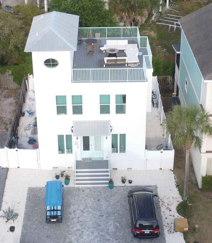  Rooftop deck  is a guest favorite retreat, whether at breakfast or enjoying the ocean breeze and crashing waves at night  with a projector to stream movies or your own YouTube creations.  Enjoy amazing star gazing too!